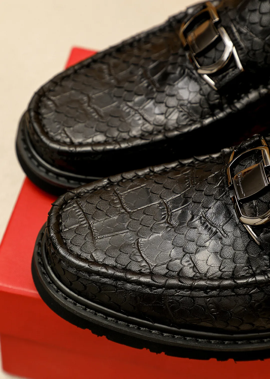 Men's shoes 💰520 💐 Product trademark: Ferragamo "Ferragamo" casual leather shoes Regular size: 38-44 (45.46🉑️customized) Product materials: Selected imported first-layer calfskin embossed upper + original hardware buckle, imported water-dyed cow leather lining. Strong three-dimensional visual effect, original outsole color: 1⃣️color optional